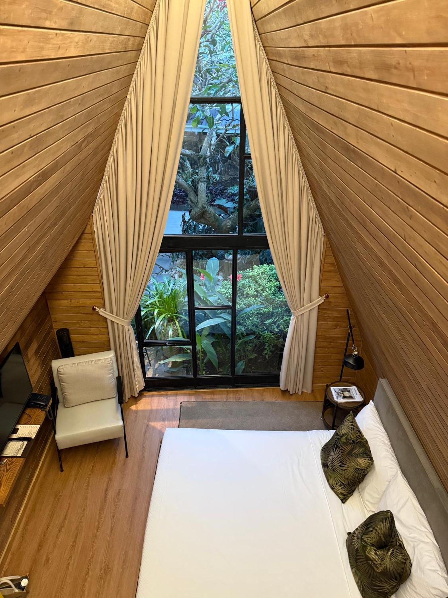 Khách sạn Bach Place 4*